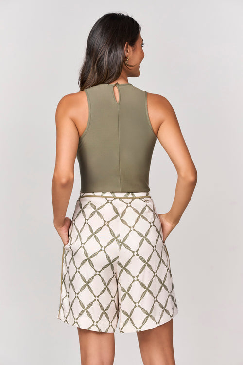 SHORT BERMUDA ESTAMPADA COM DETALHE VIVO
