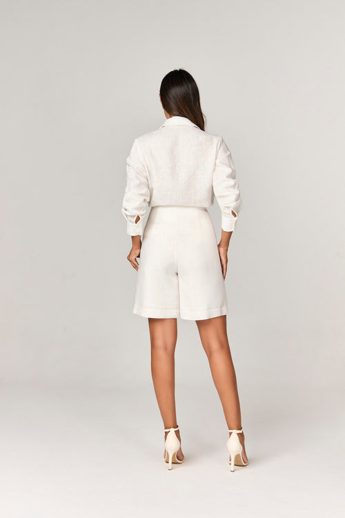SHORT BERMUDA DE LINHO COM DETALHE BOTAO