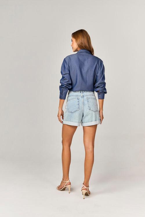 SHORT BERMUDA JEANS COM DETALHE LAGOSTA BORDADA