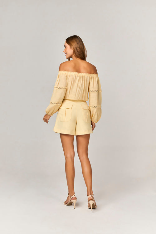 BLUSA OMBRO A OMBRO COM AVIAMENTO APLICADO