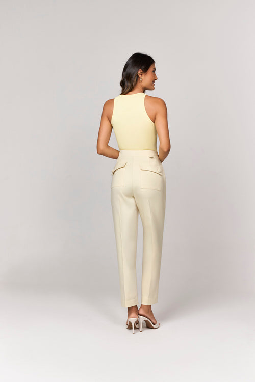 CALCA ALFAIATARIA COM DETALHE BOTOES E MARTIGALE