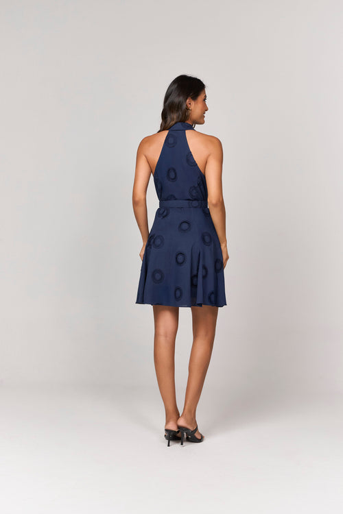 VESTIDO CURTO COM CINTO DETALHE TECIDO TRABALHADO