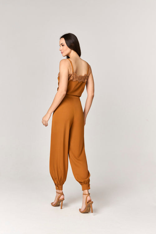 CONJUNTO CALCA E BLUSA COM DETALHE RENDA