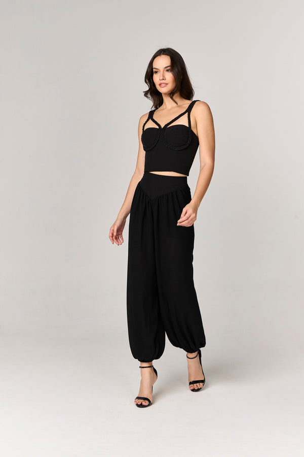 CONJUNTO CALCA E CROPPED COM DETALHES DE TRANCADO
