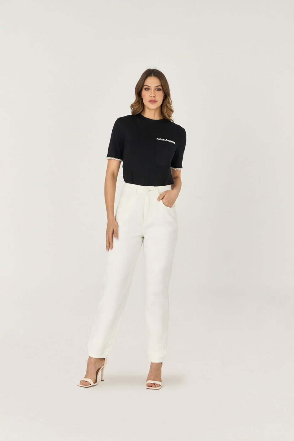 Blusa T-shirt Com Detalhe Perolas