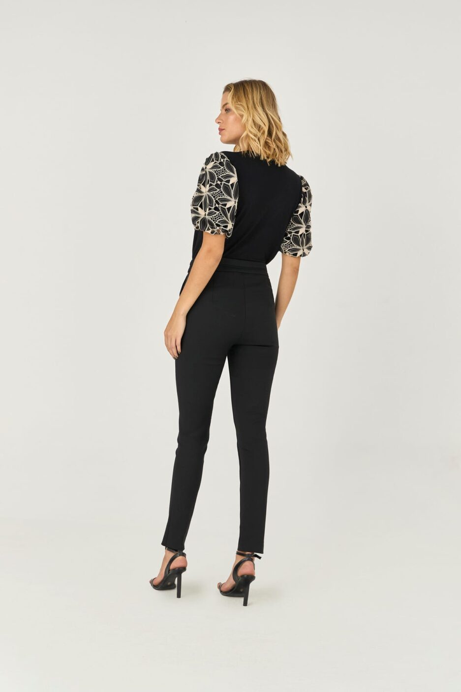 Blusa T-shirt Manga Bufante Bordada