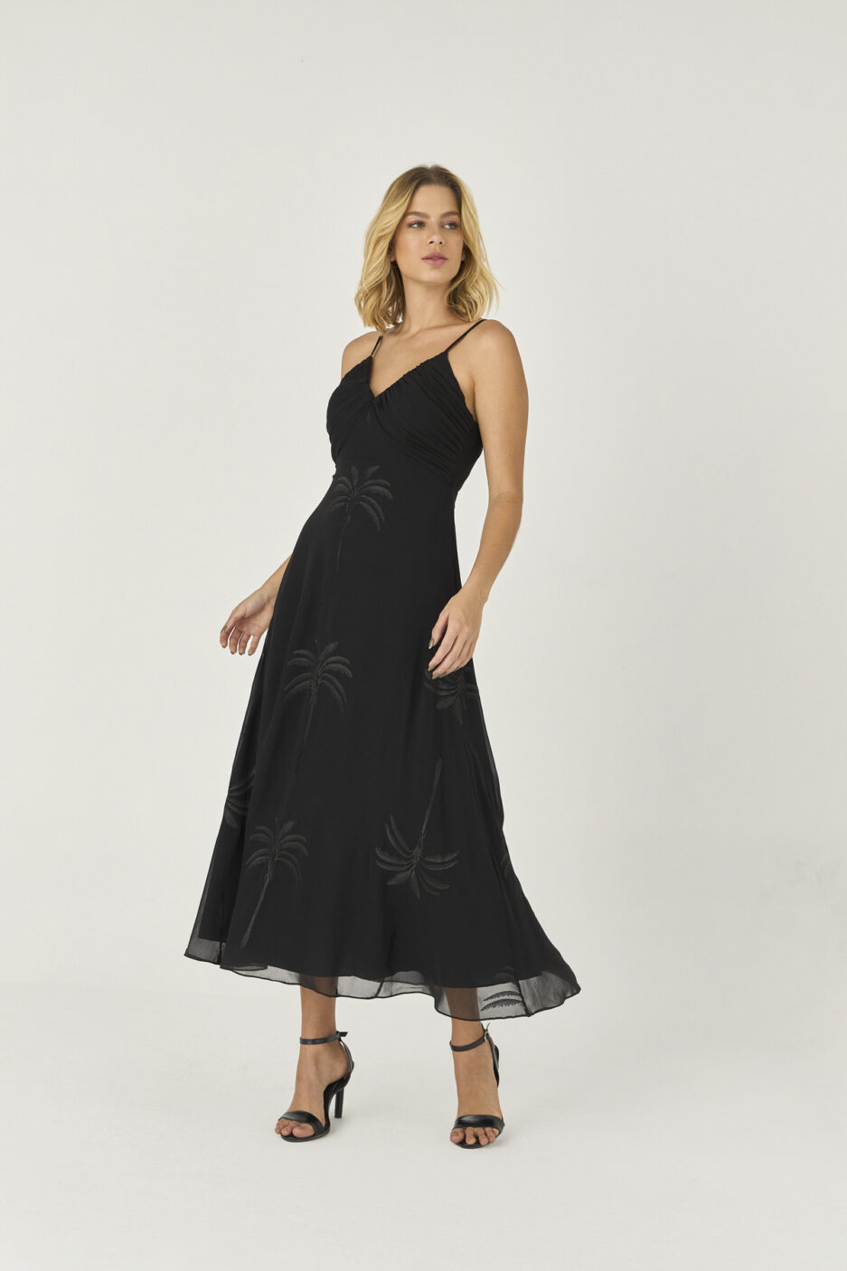 Vestido Midi Com Bordado Plissado