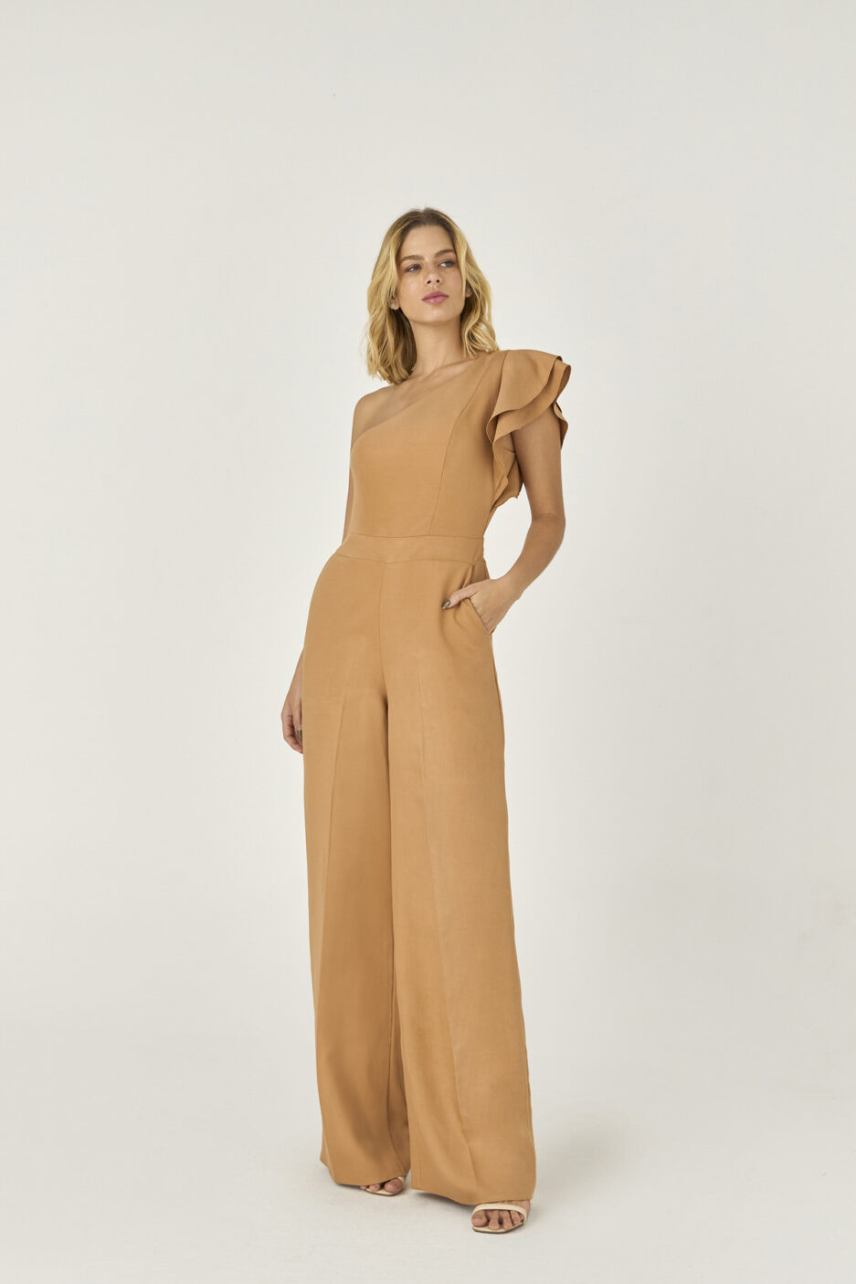 Macacao Pantalona Com Detalhe Babado
