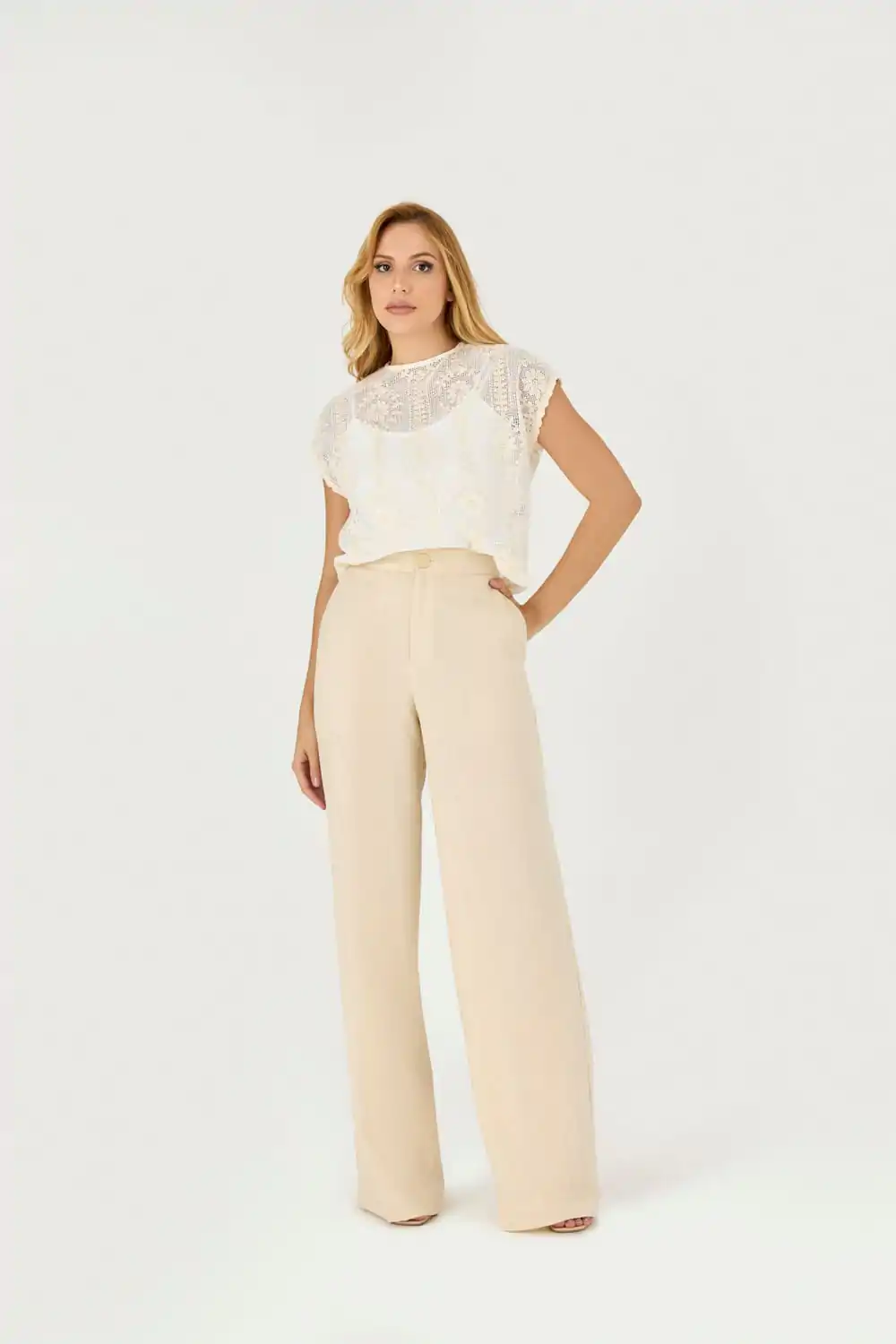 10147808 F BRAN Blusa Cropped Com Detalhe