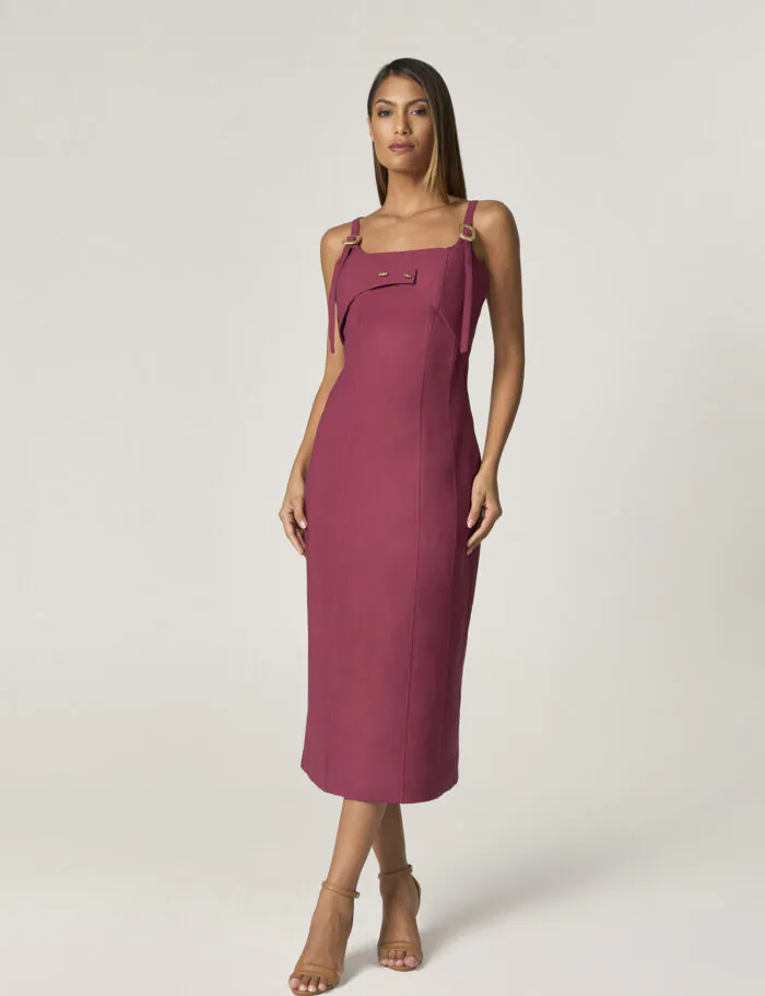 Vestido Midi Com Detlahe Fivela E Botoes